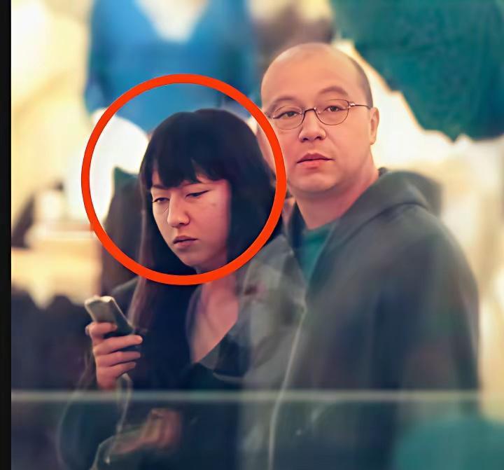 窦唯烧卓伟车那晚，铁粉陈冉直接冲到宣武看守所拉横幅声援。别人避之不及，她偏要
