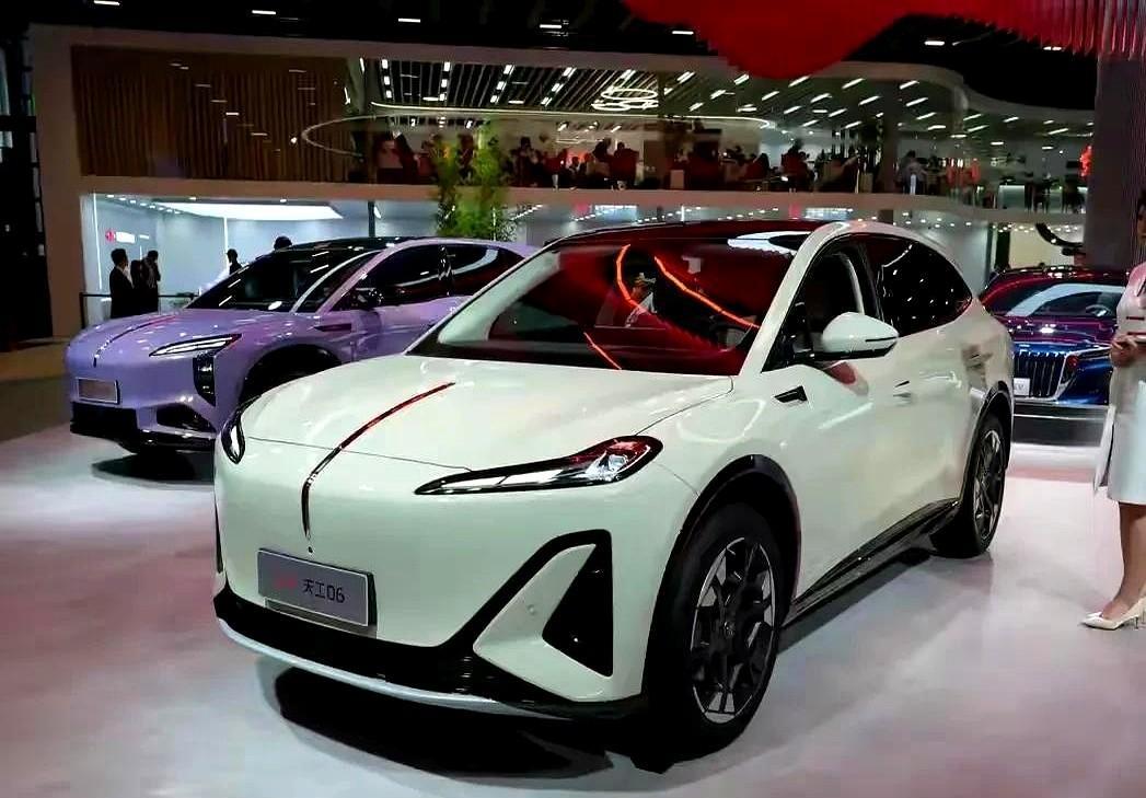 一觉醒来，车市炸锅了！财政部下达2025年汽车补贴购买燃油车：2.0L及以