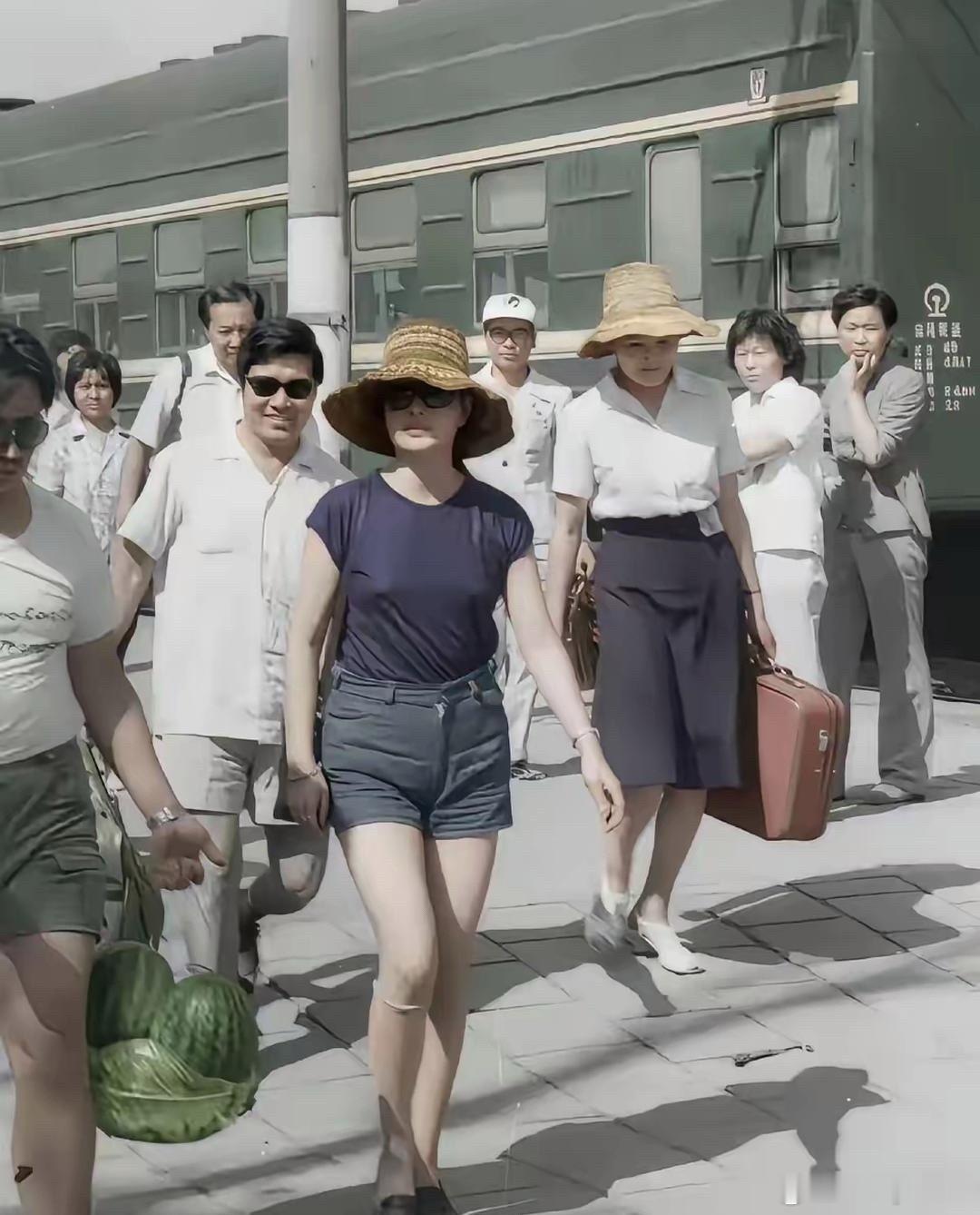 1984年，山西。刘晓庆受邀前往运城巡演，因着装太过前卫，路人看完惊呆！​​​