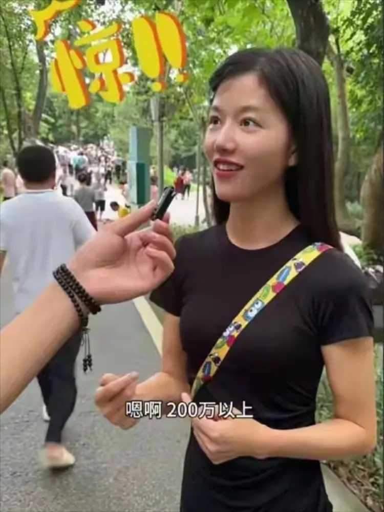 一名离异带娃的36岁女子，在相亲角相亲。然而，故事远没有你想象中的那么简单。就