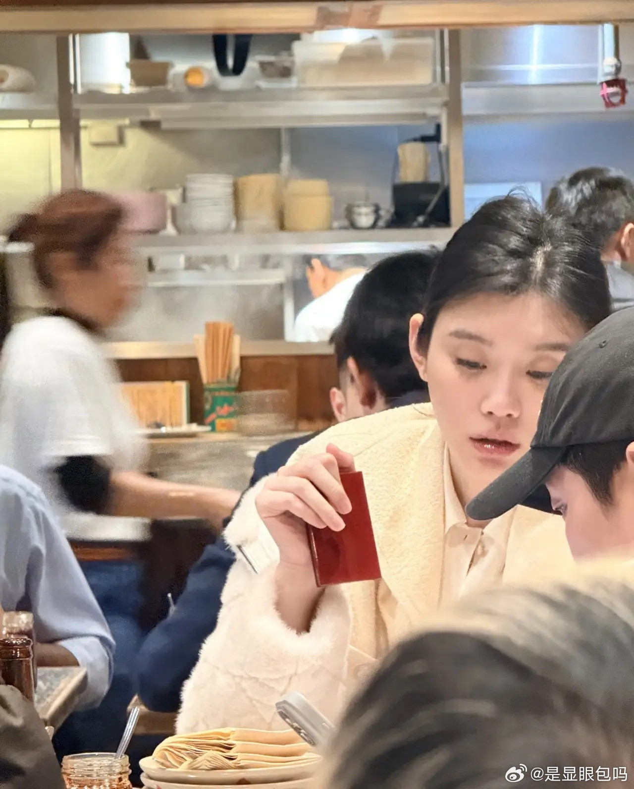 有网友在香港偶遇奚梦瑶，无美颜滤镜，她真的好漂亮！钱确实养人，她比以前更好看了！