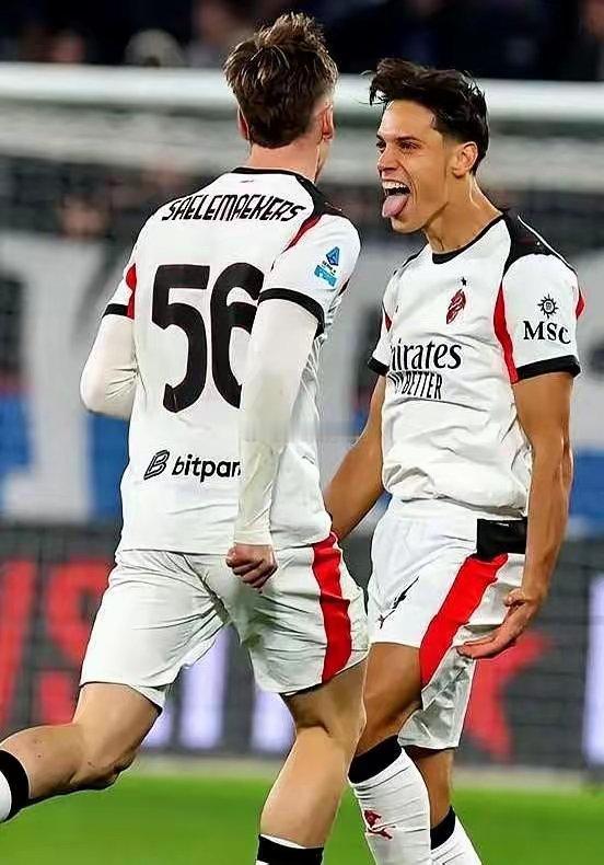 里奇上场47分钟,进球了。没人料到他,连教练都没想到。他不是明星,但比谁都拼。训