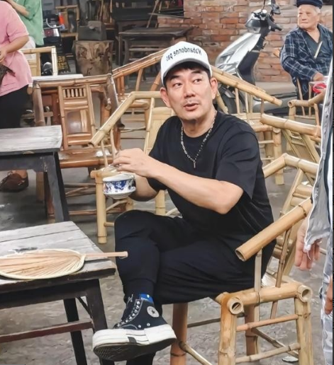 任贤齐59岁了在成都路边摊喝早茶，穿大T恤短裤，脸是有点老了，但吃得很香，一点不