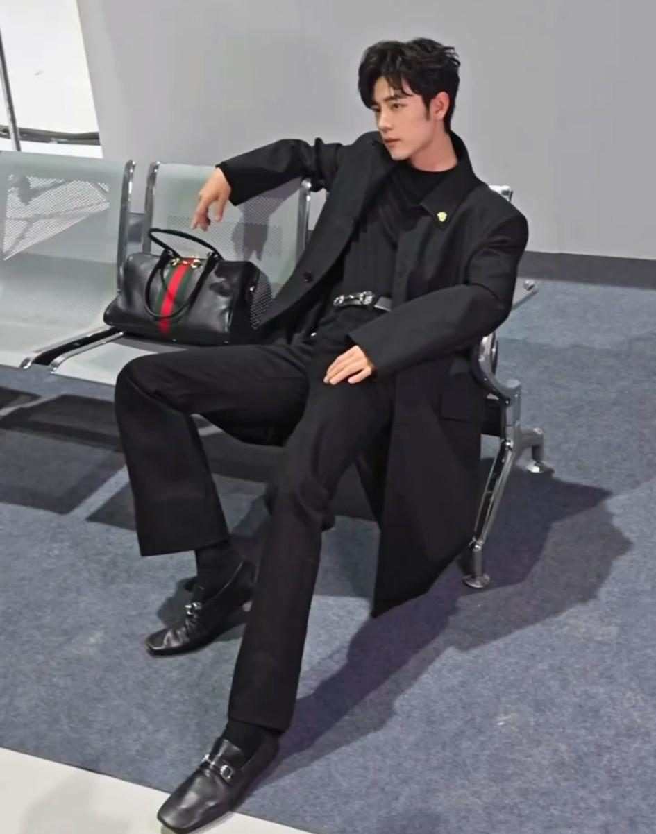 又被肖战耍了他穿的这条gucci裤子裤长120厘米，脚上一个薄底鞋，居然不拖