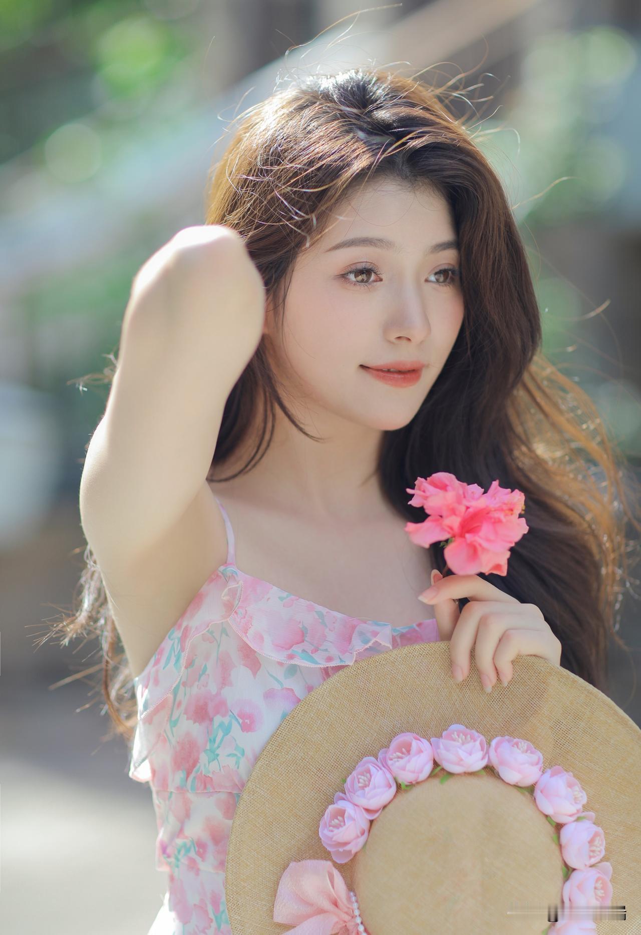 夏日清新少女，手捧粉色花朵，阳光洒满脸庞，浪漫气息满满。
