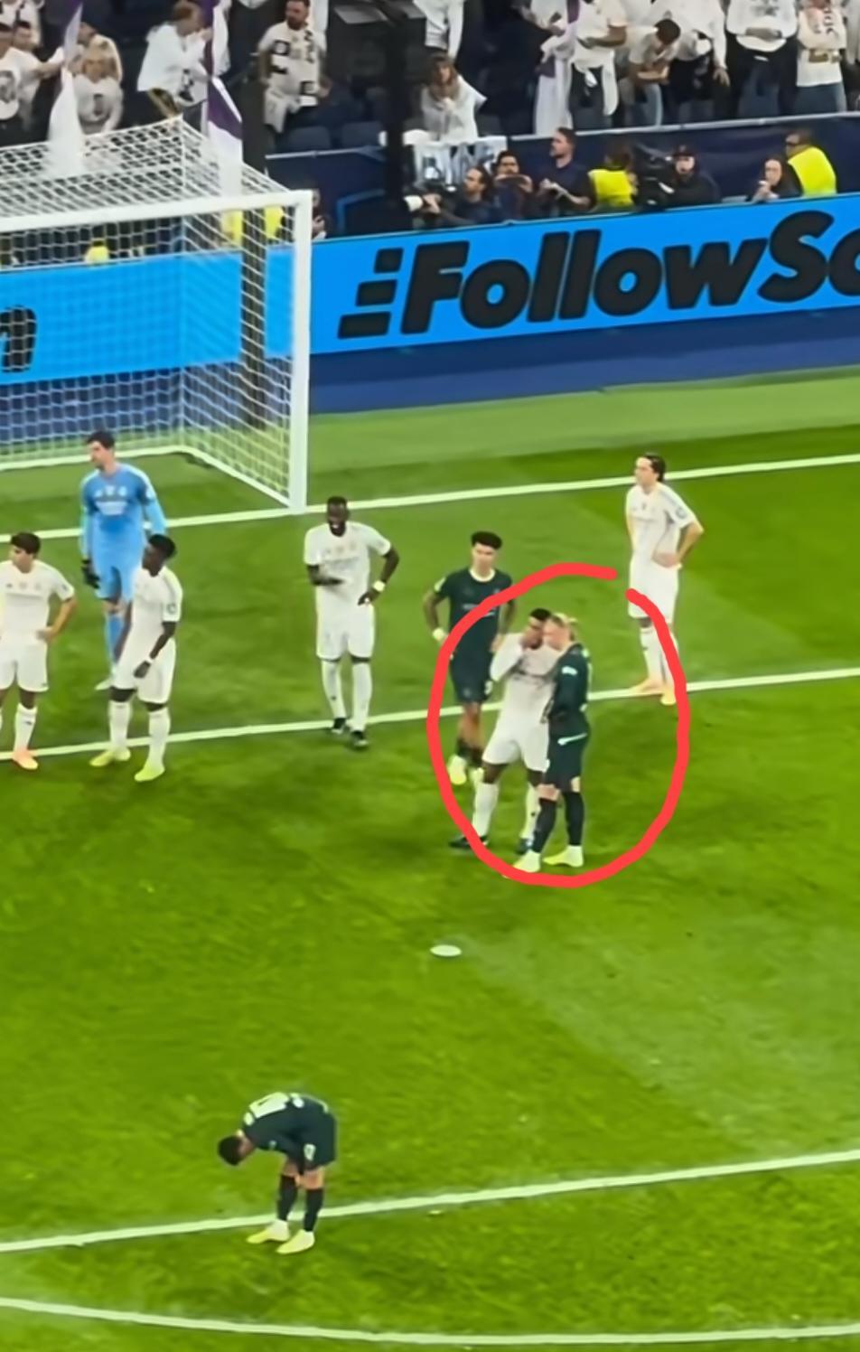 欧冠半决赛，刀光剑影。第35分钟，哈兰德和贝林厄姆却在球场中线停下来，聊了整整