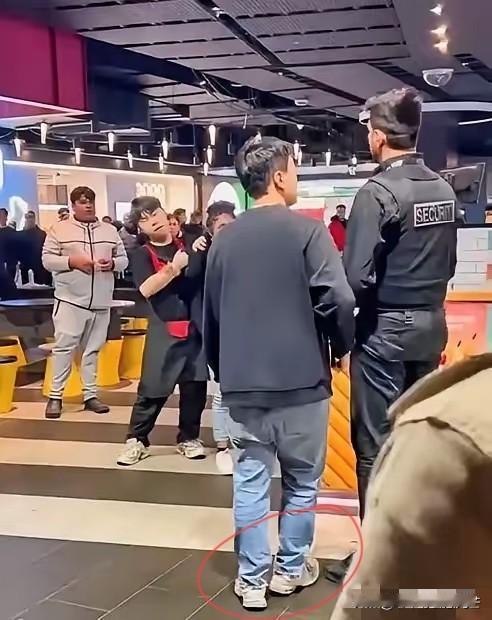 看这外国妹子多嚣张！偷东西被抓包还想动手，结果小伙直接给她上了一课！[赞]遇