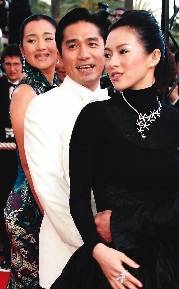2004年，梁朝伟、巩俐、章子怡在戛纳一起走红毯的画面。梁朝伟、巩俐、章子怡