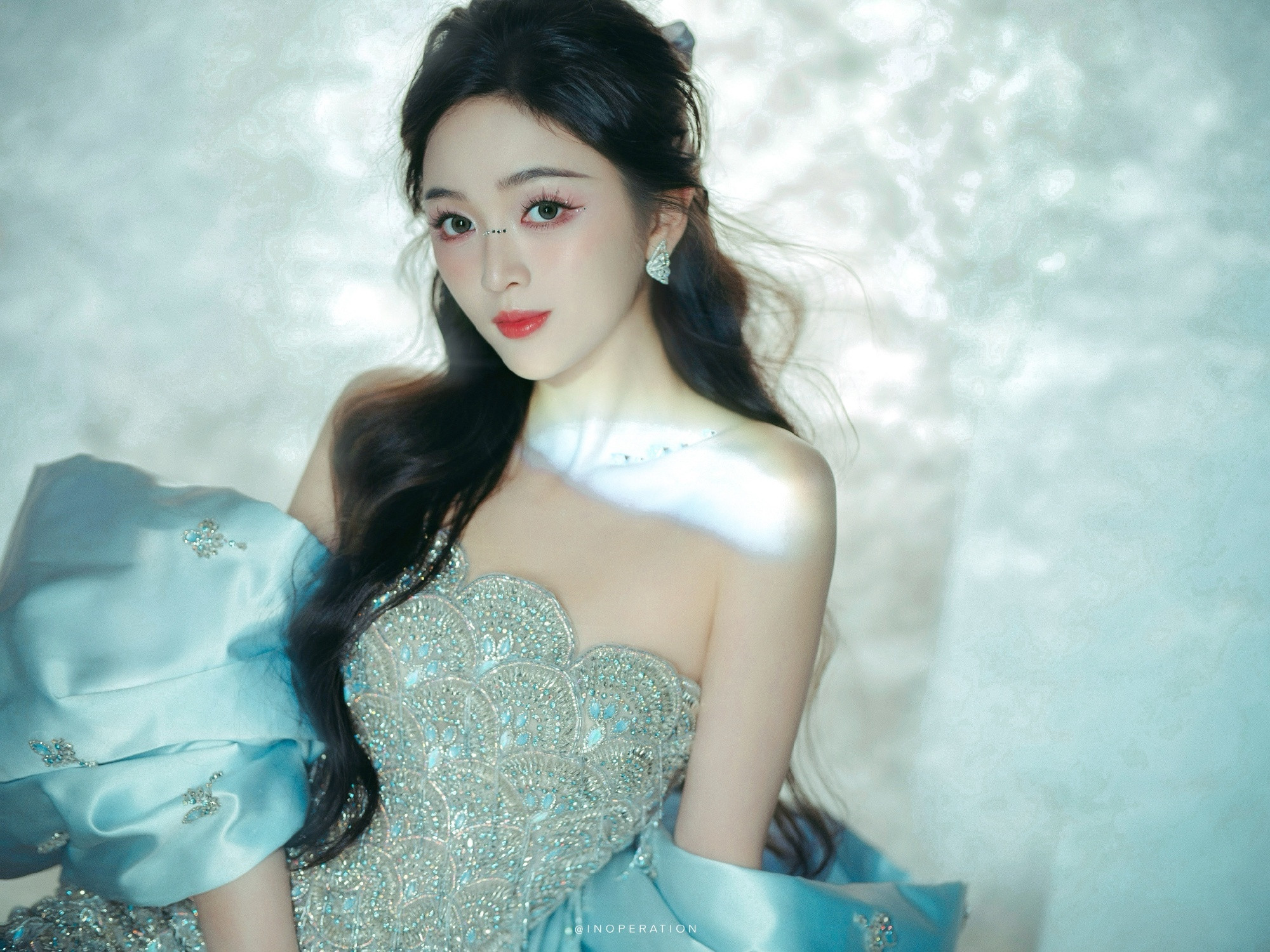 吴宣仪：红唇锁骨闪钻银妆，明艳柔美。吴宣仪