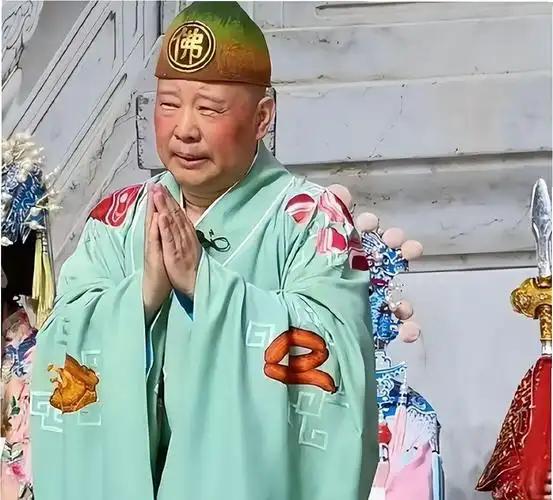 郭德纲因为改编老歌摊上事了，德云社演出大面积延期。换作别人早跟着师父挨骂，可偏偏
