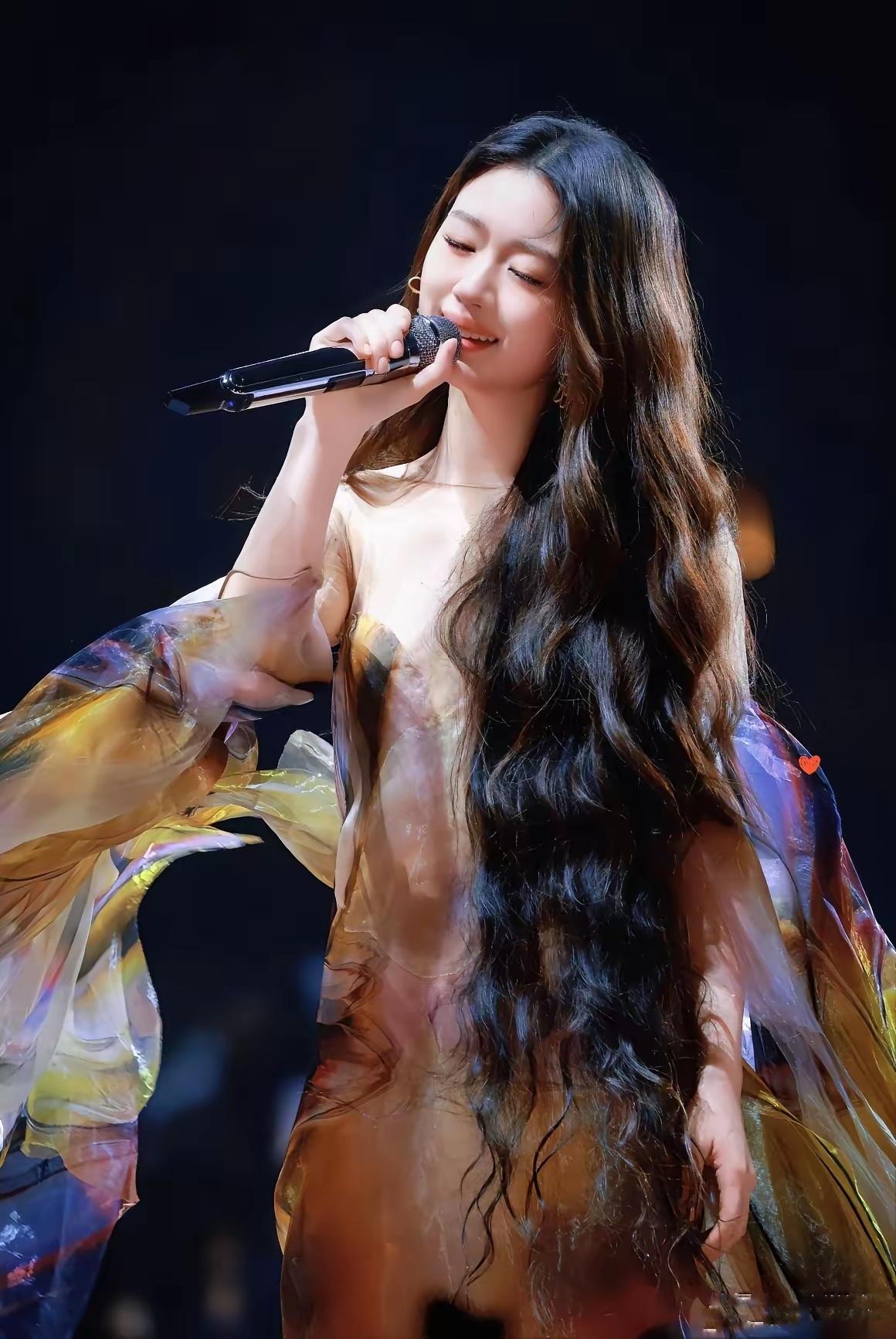 好家伙，单依纯这是咋了？刚从侵权那摊子烂事里抽身，武汉演唱会就直接整了双20