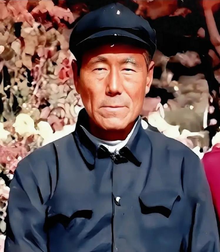 抗美援朝战场上，有个让指挥部头疼的人物，叫董明德。每次派任务，首长都得反复叮嘱一