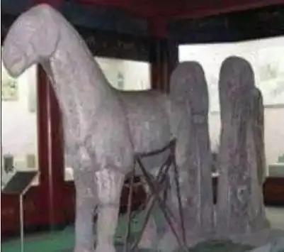 魏延死后，为什么他的墓前跪着诸葛亮的石像？说起来也很简单！魏延死后，民间一直流