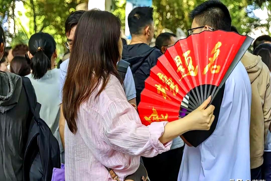 查分那一刻，屏幕停在467分。广东，物理类。去年也是467，不肯去民办本科，