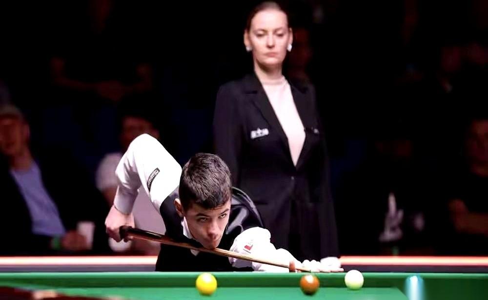 在这场斯诺克比赛的回放画面里，英国小将普伦整个人像被抽走了骨头，上半身软绵绵地趴