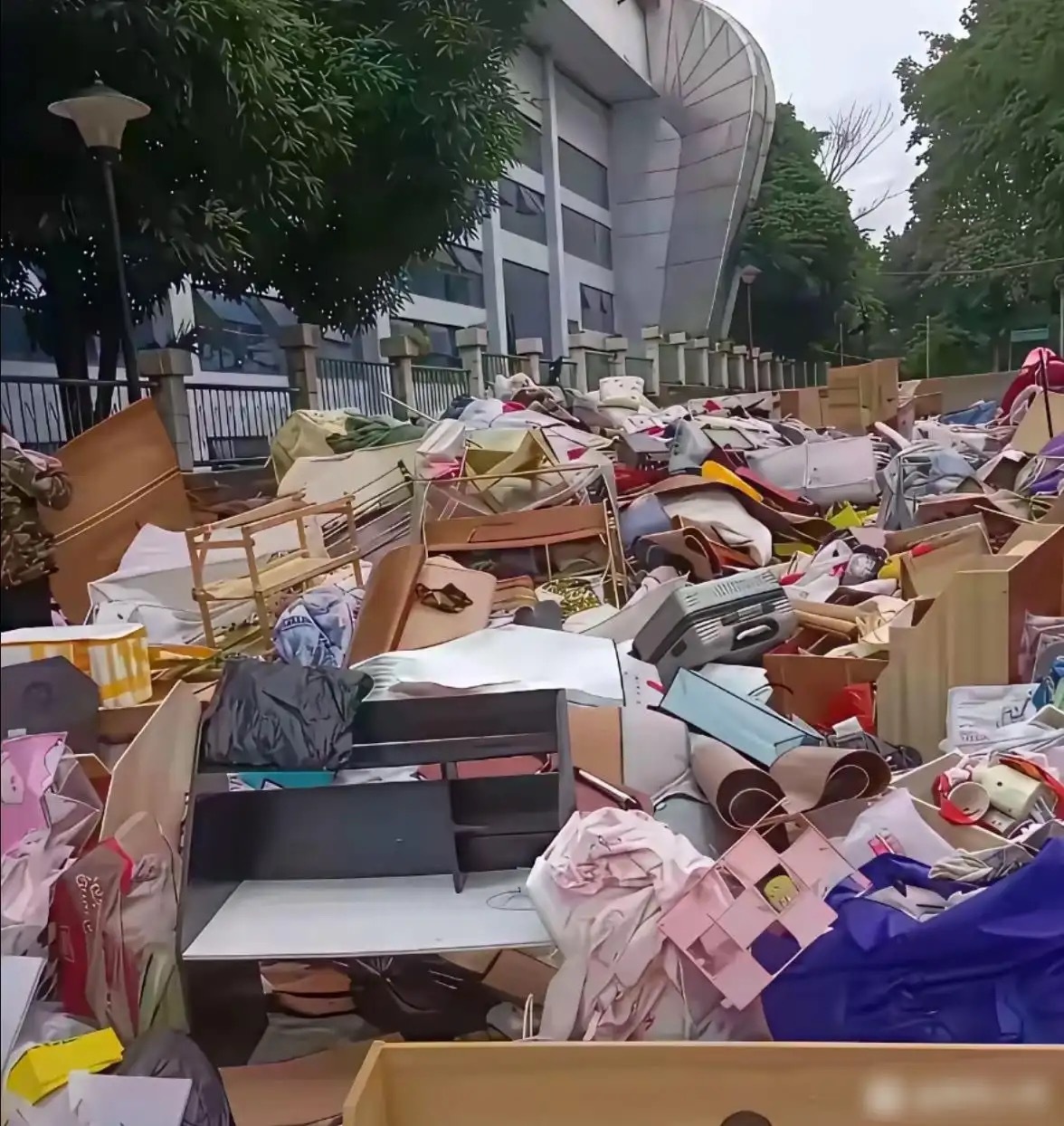 现在的大学生挺有钱啊，这都舍得扔