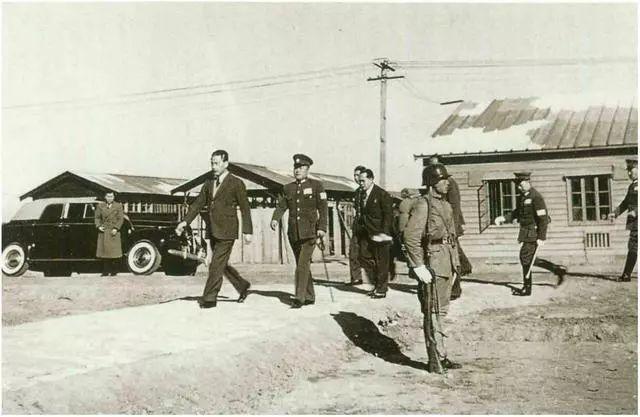 1945年8月17日，汪伪陆军部长萧叔宣告别周佛海，乘轿车出周佛海官邸大门时，京