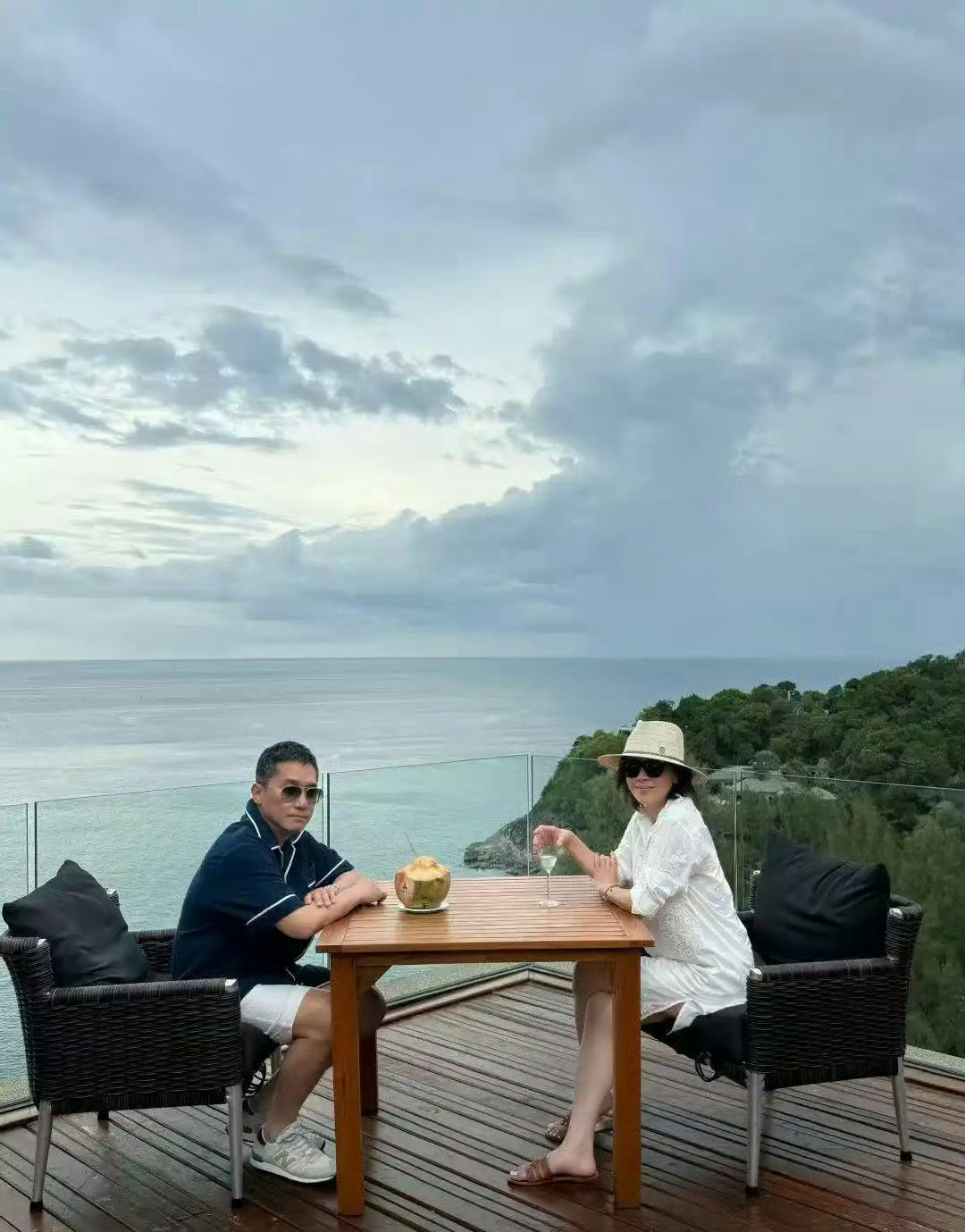 刘嘉玲晒合照，侄子或继承她10亿财产，梁朝伟外甥女也是继承人​​​