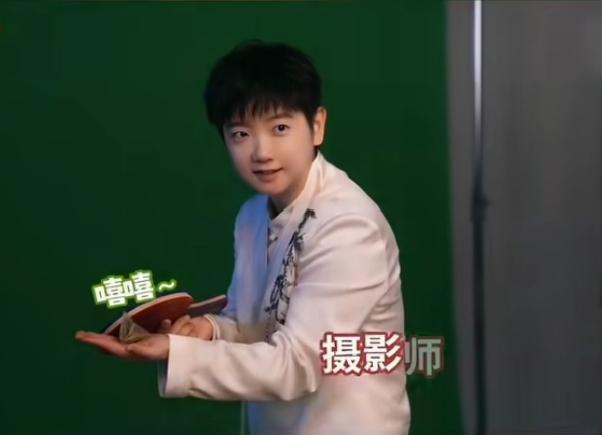 孙颖莎国风造型真的美出圈！一身新中式服饰上身，身姿挺拔板正，气质端庄又大气，把