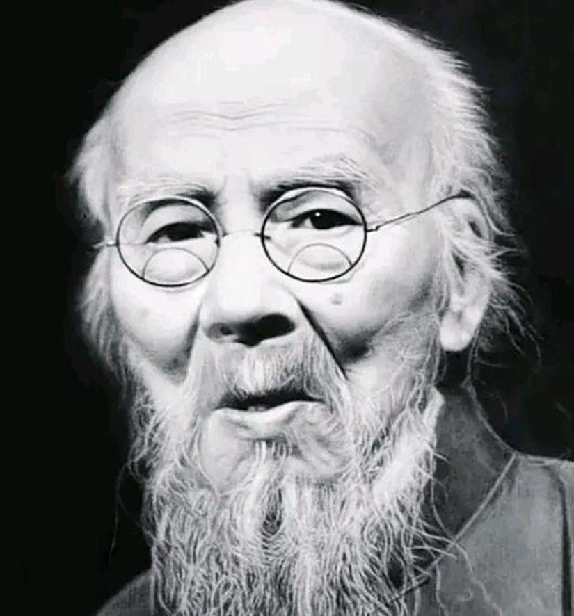 1956年，58岁的徐悲鸿逝世，92岁的齐白石前来奔丧，只听扑通一声，老人直接跪