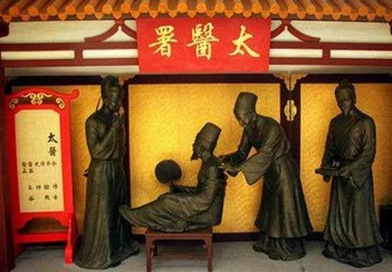 1750年春天，乾隆突然病倒，整个紫禁城跟着一片慌乱。御医扎堆请安诊脉，药方开了
