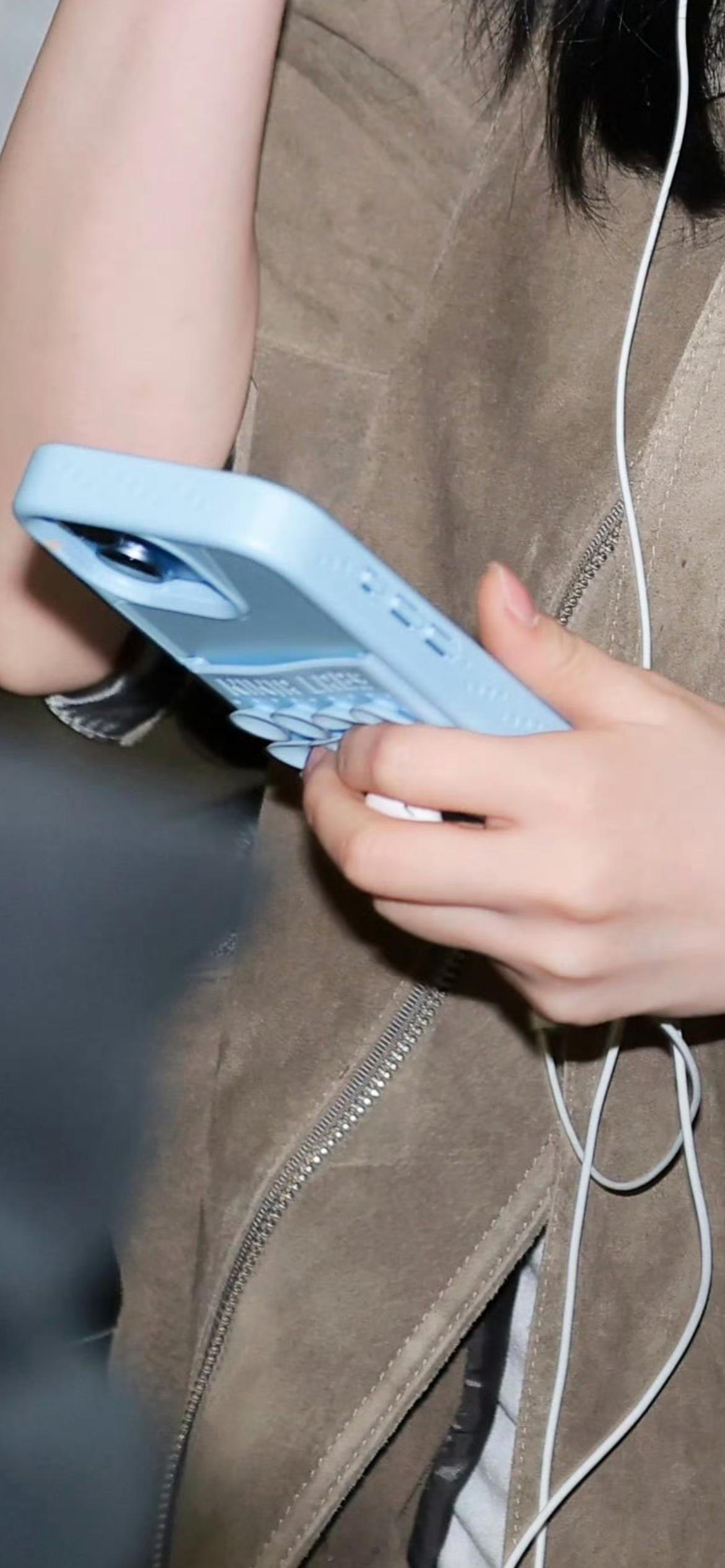 年度时尚穿搭，iPhone17搭有线耳机！