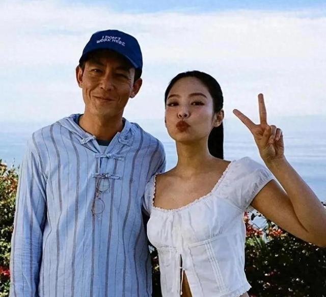 陈冠希携家人英国亮相，8岁女儿时尚感爆表，越来越像秦舒培