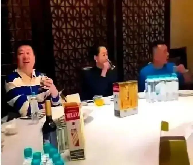 西安录节目，灯光师马上要撤，张鹤伦直接拦住：“先拍，钱我垫了。”六位数，当