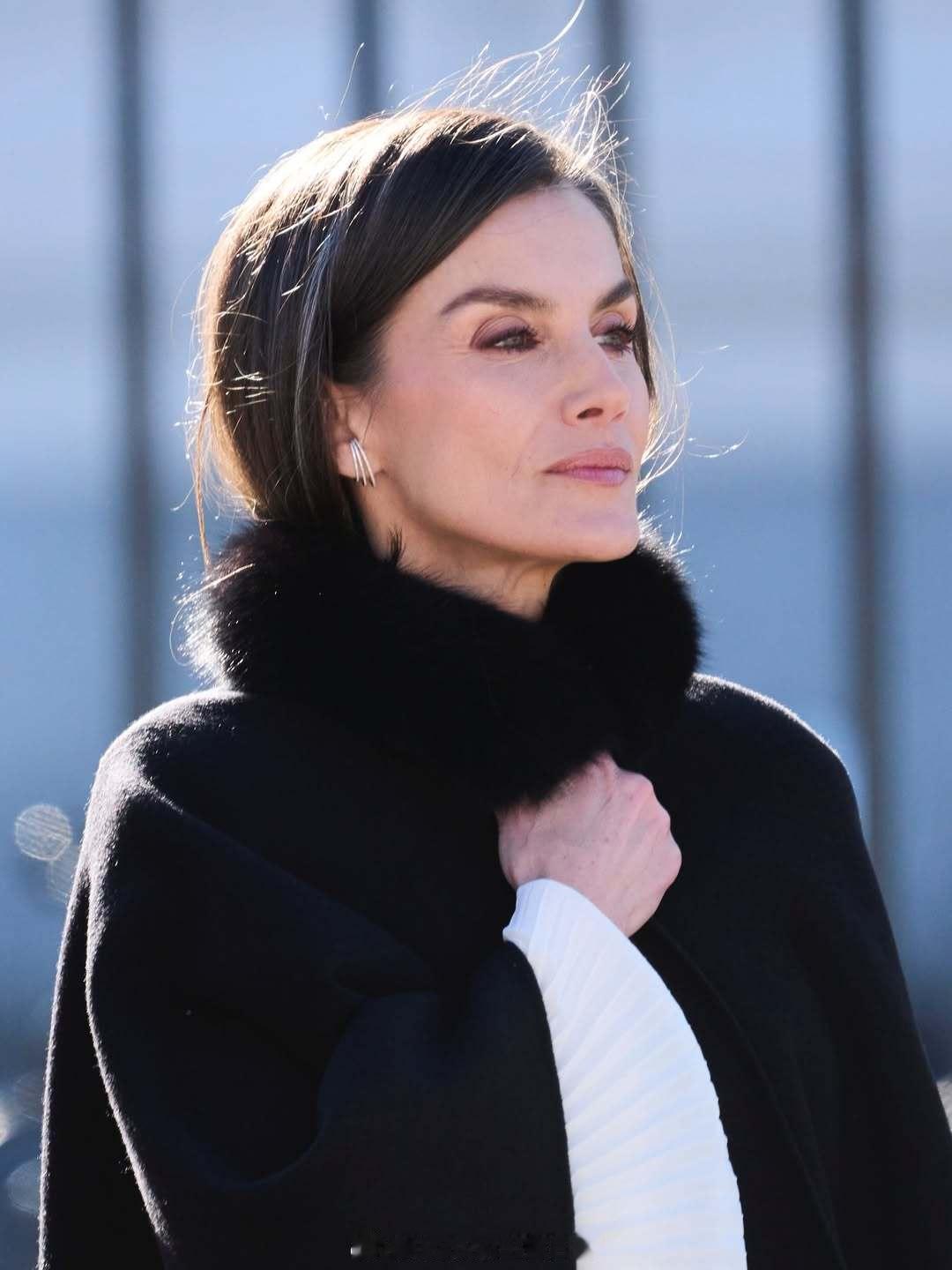 莱后新入手的钻石耳环，来自西班牙本土品牌TOUSAtelier系列，灵感来自黄