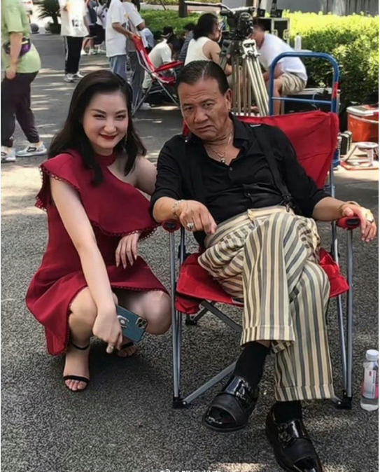 万梓良虽然老了但身边永远不缺美女​​​