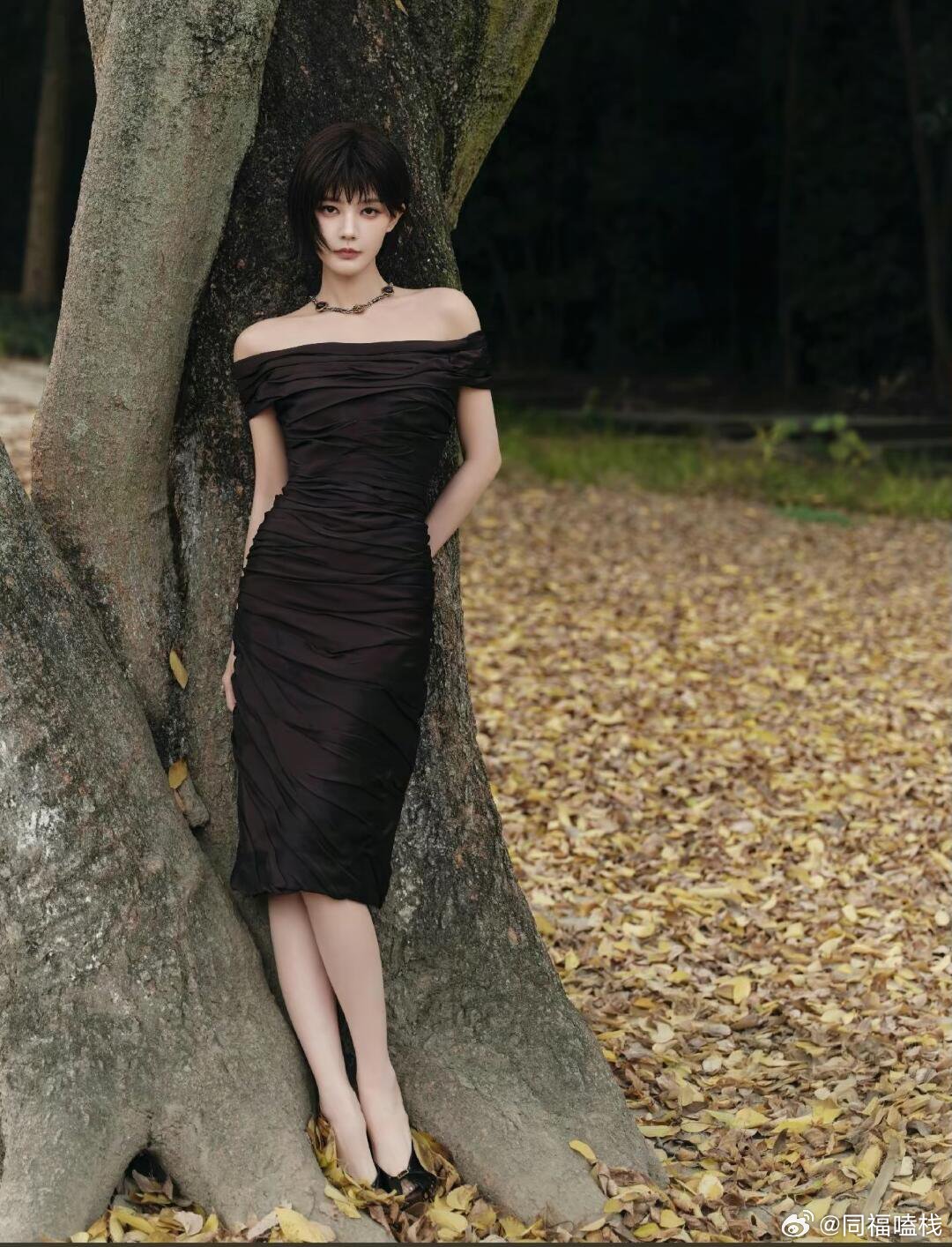 短发李一桐 芭比娃娃李一桐短发侧面太绝了吧！虽然是去年的短发，但是好适合她，侧面