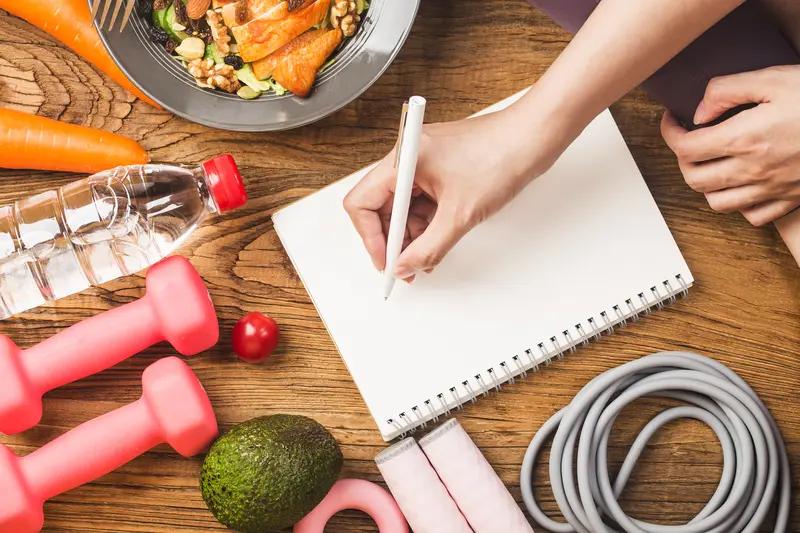 减肥时，节食和锻炼哪个更有效其实得看情况。先说说节食，它能快速减少热量摄入。比