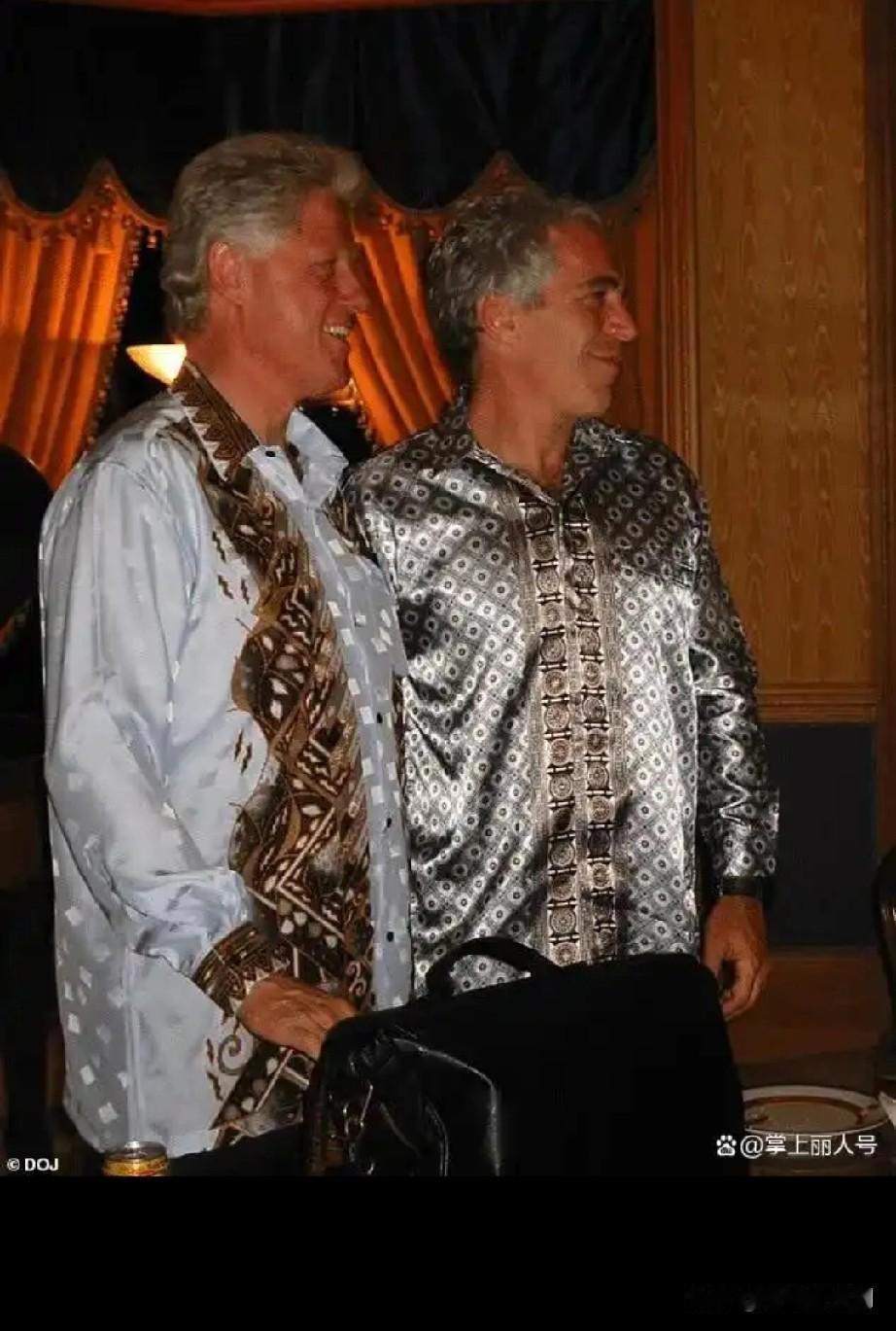 克林顿与爱泼斯坦新照曝光！和神秘女泳池中玩，与杰克逊合影首现