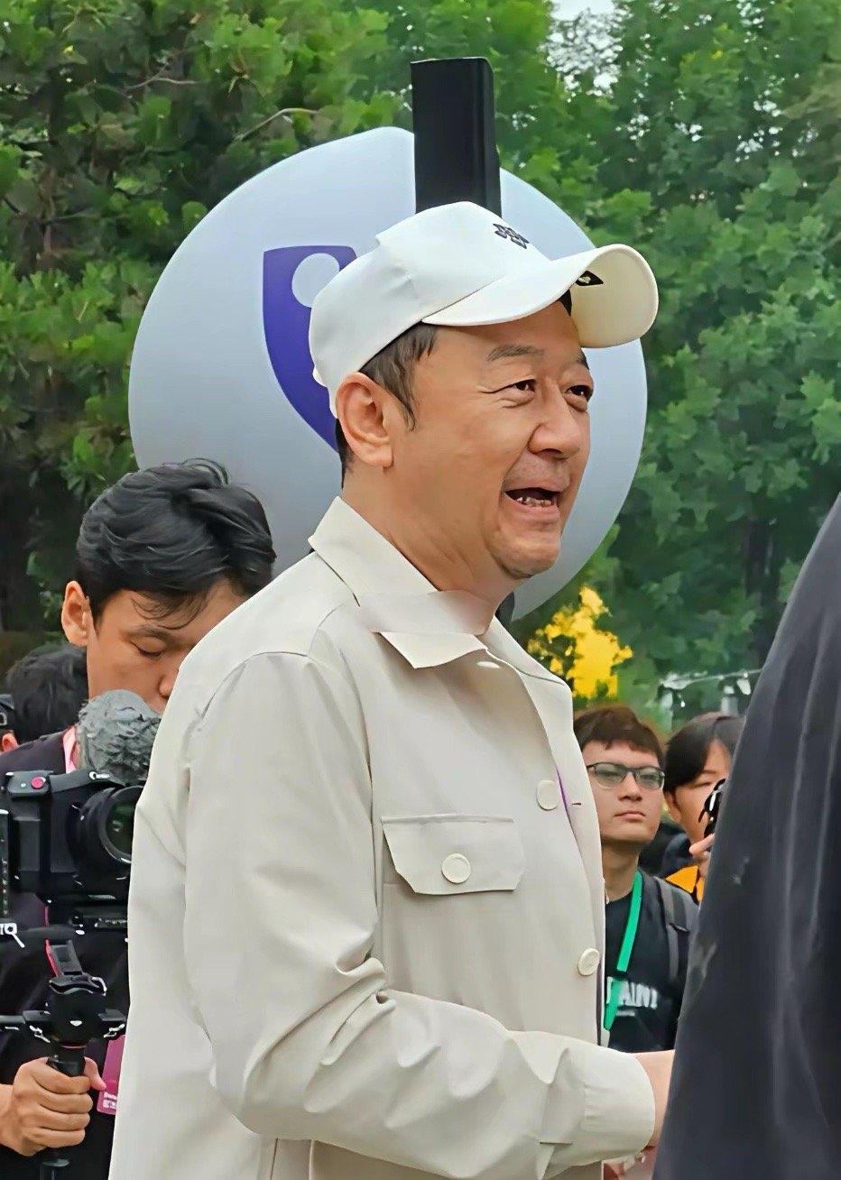 郭涛的两个娃跟爸爸长得很像，又高又壮实。