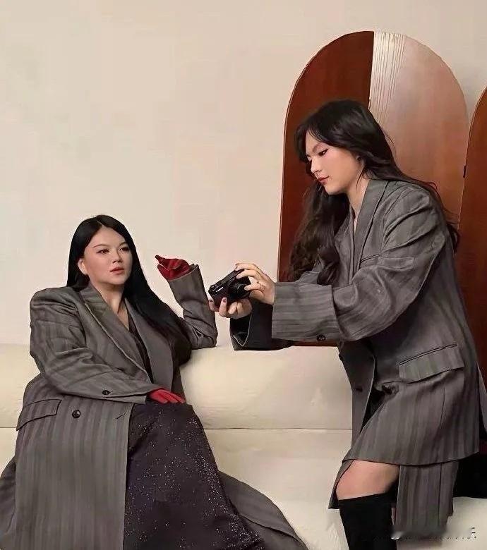 李湘王诗龄回国拍杂志，穿同款西装像闺蜜不像母女，王诗龄才16岁，比陆毅女儿贝儿还