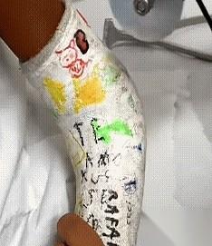 有一种专门拆石膏的电锯，长得跟装修师傅用的切割机一模一样。开关一开，嗡的一声，