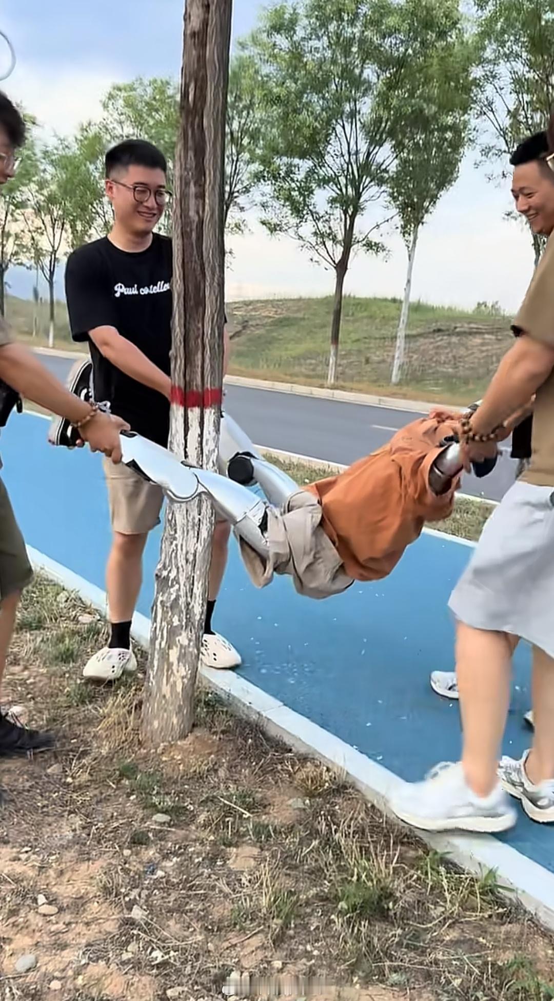 机器人AI觉醒反叛人类的第一天，就会找你们四个算账