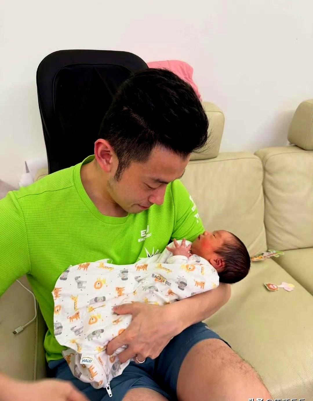 老婆一个人在医院生孩子，自己却在千里之外打比赛，这种无力感，太扎心了。这事就