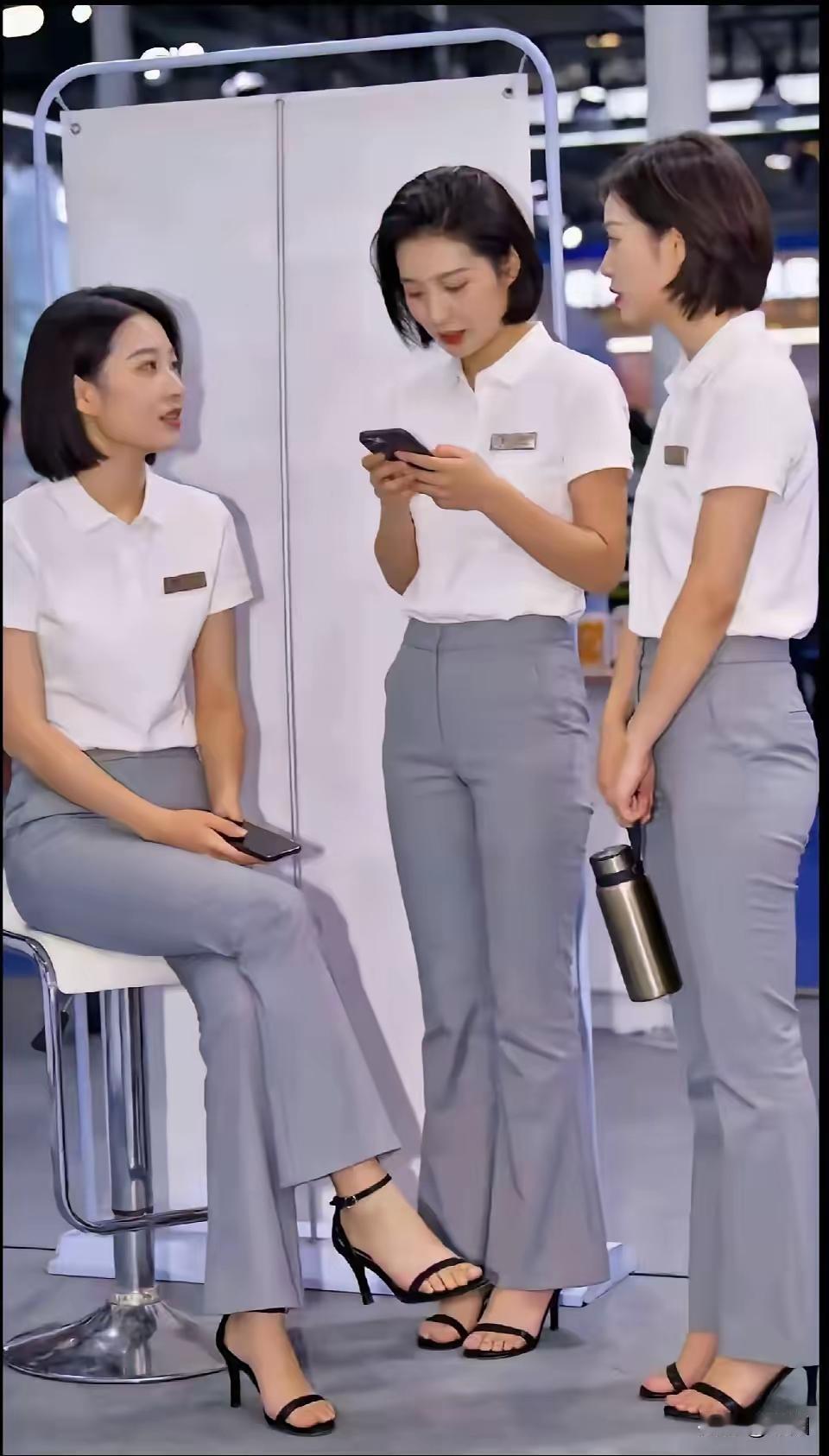 一坐两个站，个个若花艳。同样工作服，单位来上班。