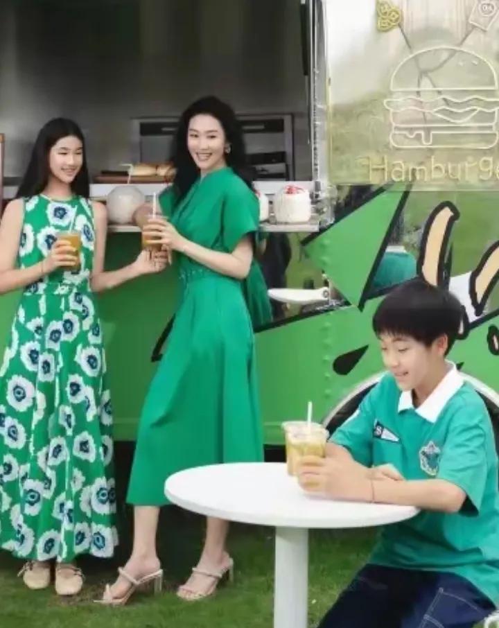 是不是孩子长大，就把希望寄托儿女身上，整天忙乎孩子的事，把事业都晾到一边去了。好