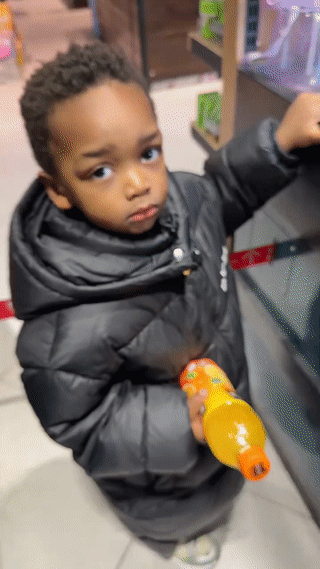 上海某地的一家小超市里，突然来了一个黑人小孩来买东西。他先买了一瓶果汁饮料，紧