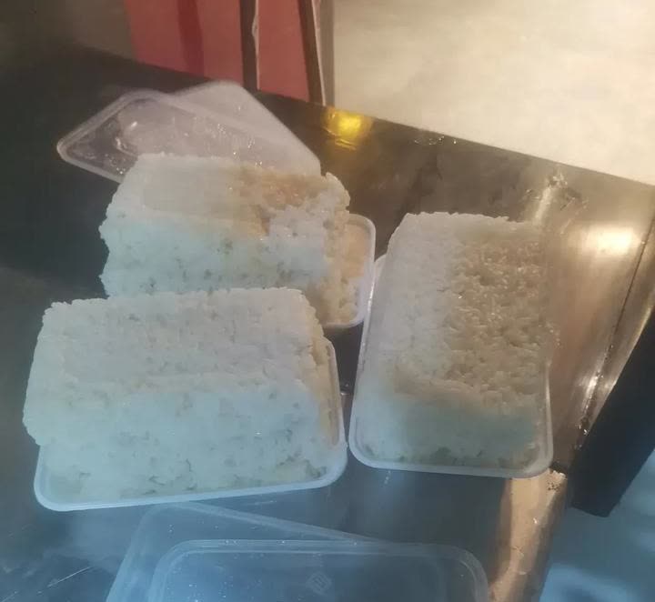 江苏，一名女子在一家湘菜馆的后厨帮忙，负责洗菜刷碗。每天打烊时，厨房总会剩下不少