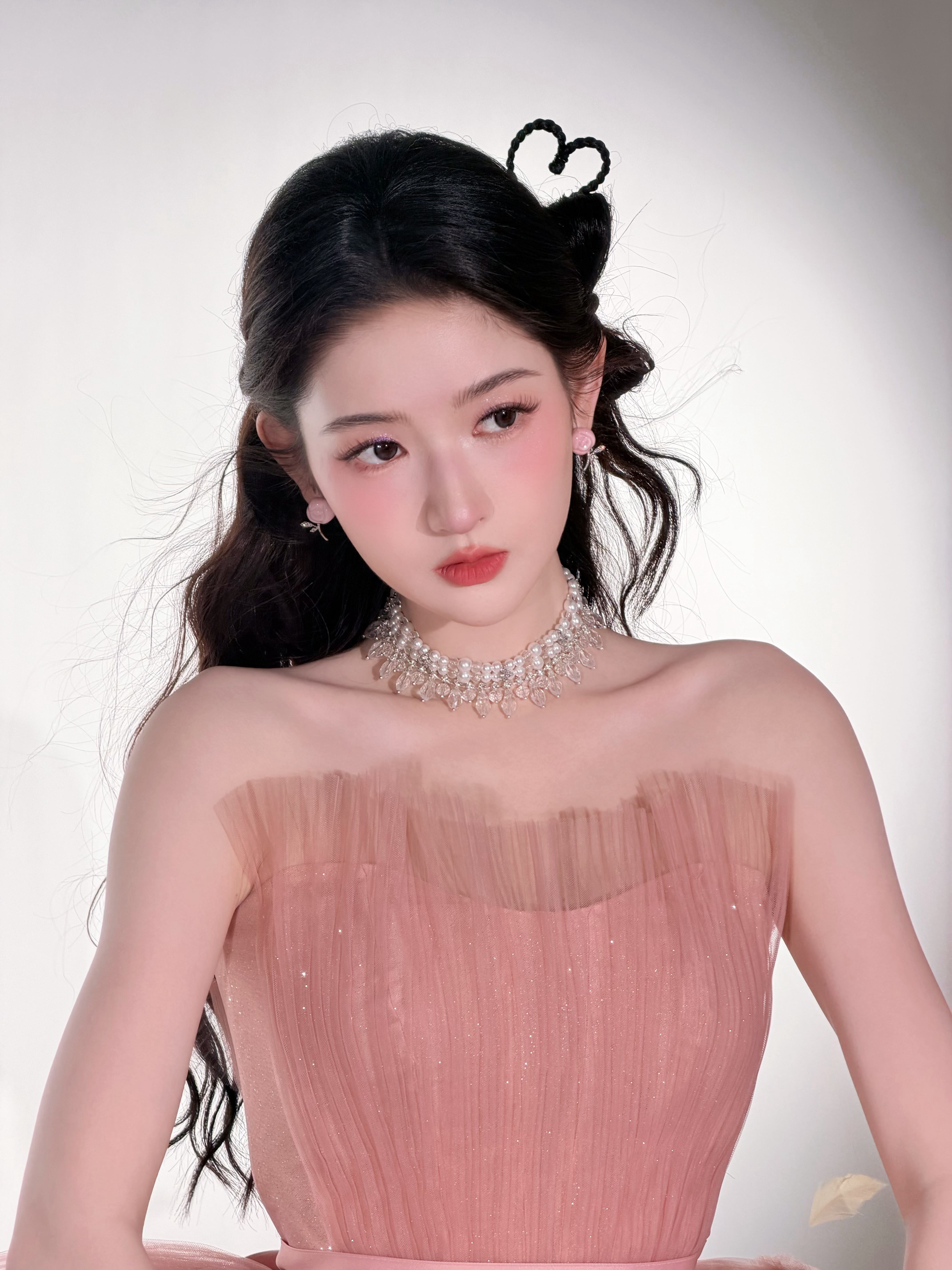 王玉雯粉纱裹着少女心事，每一步旋转，都在水面漾开温柔的涟漪。王玉雯粉天鹅王玉雯