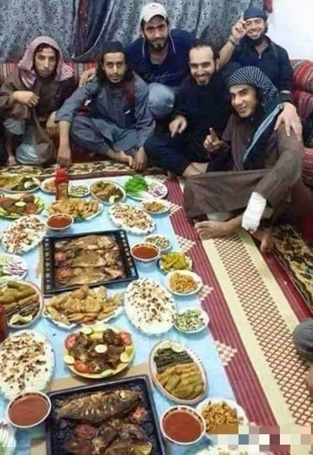 这是叙利亚基地分子开斋节吃的饭，看上去不错，还有鱼。但是他们不讲卫生，坐在地上