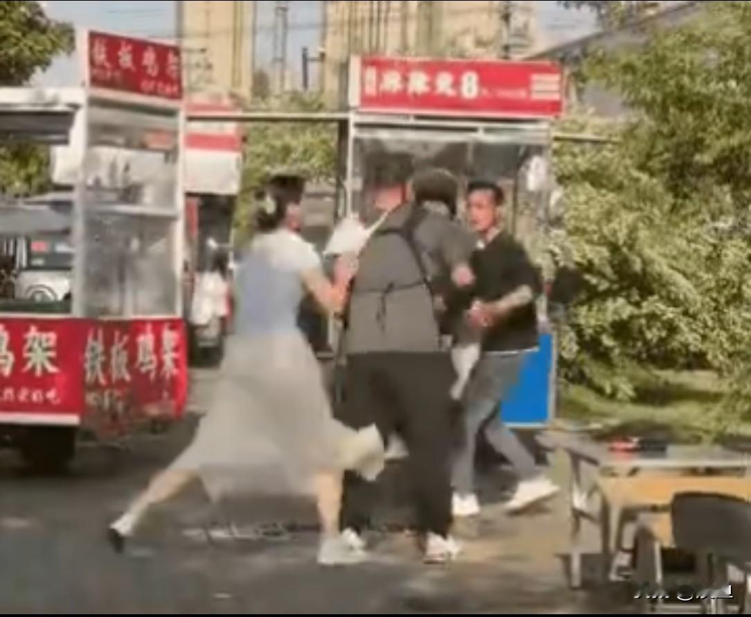 淮南“内裤套头”那事儿我只想知道，大姐这操作从哪学的？脱内裤套人家头上，我还
