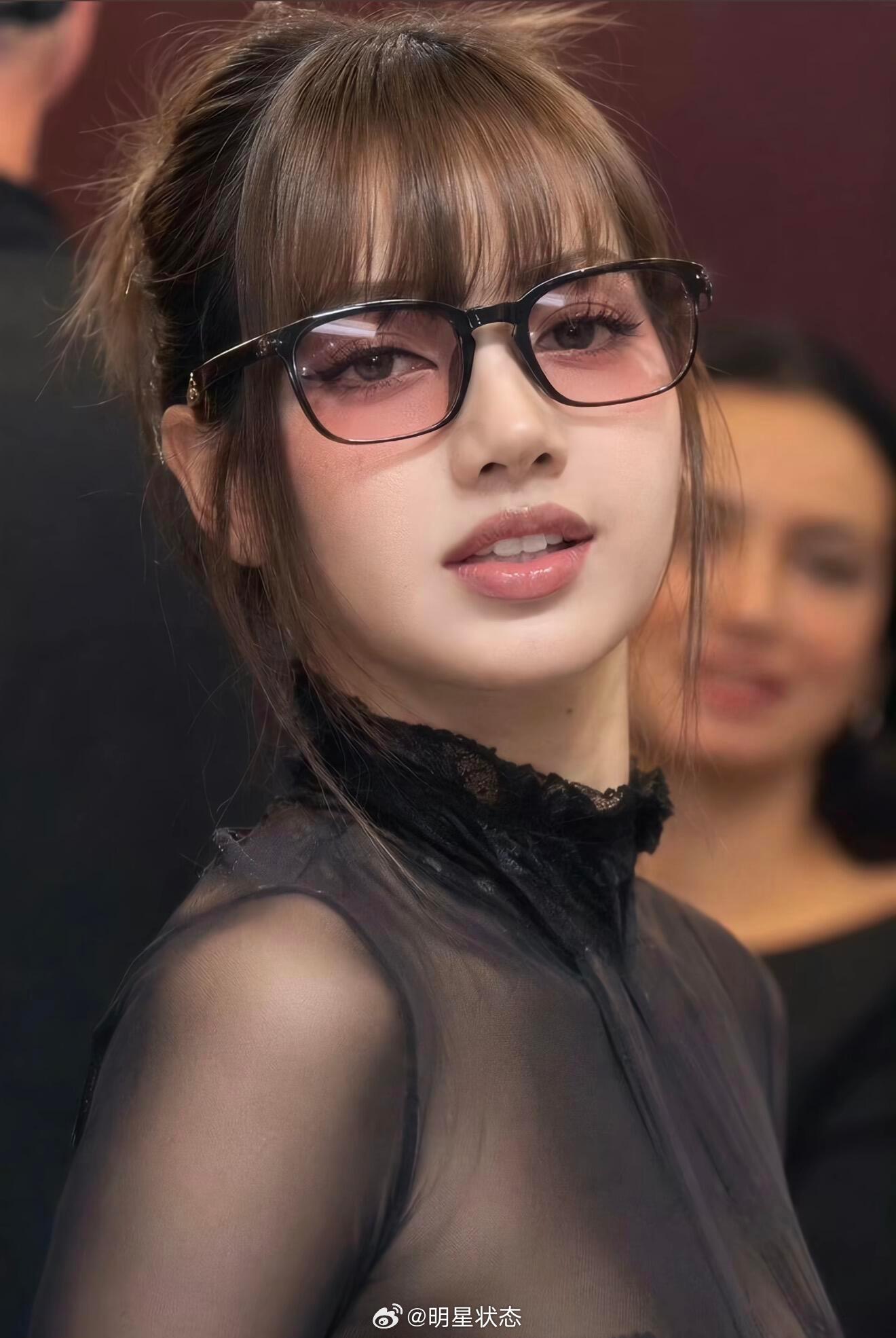 Lisa脸完美身材更是​​​