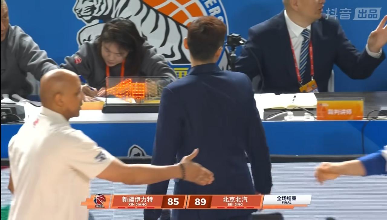 CBA的一场常规赛，处于下课边缘的刘炜，大战缺少周琦的北京男篮，新疆男篮一