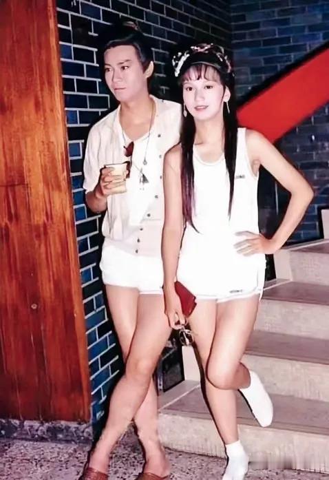 老照片，1978年，郑少秋和赵雅芝在香港拍戏时的一张合影。