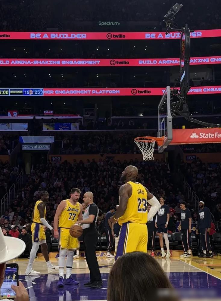 詹姆斯刚放下水壶，场上的比分就断崖式狂跌。你真以为湖人缺巨星？你翻开球队账本