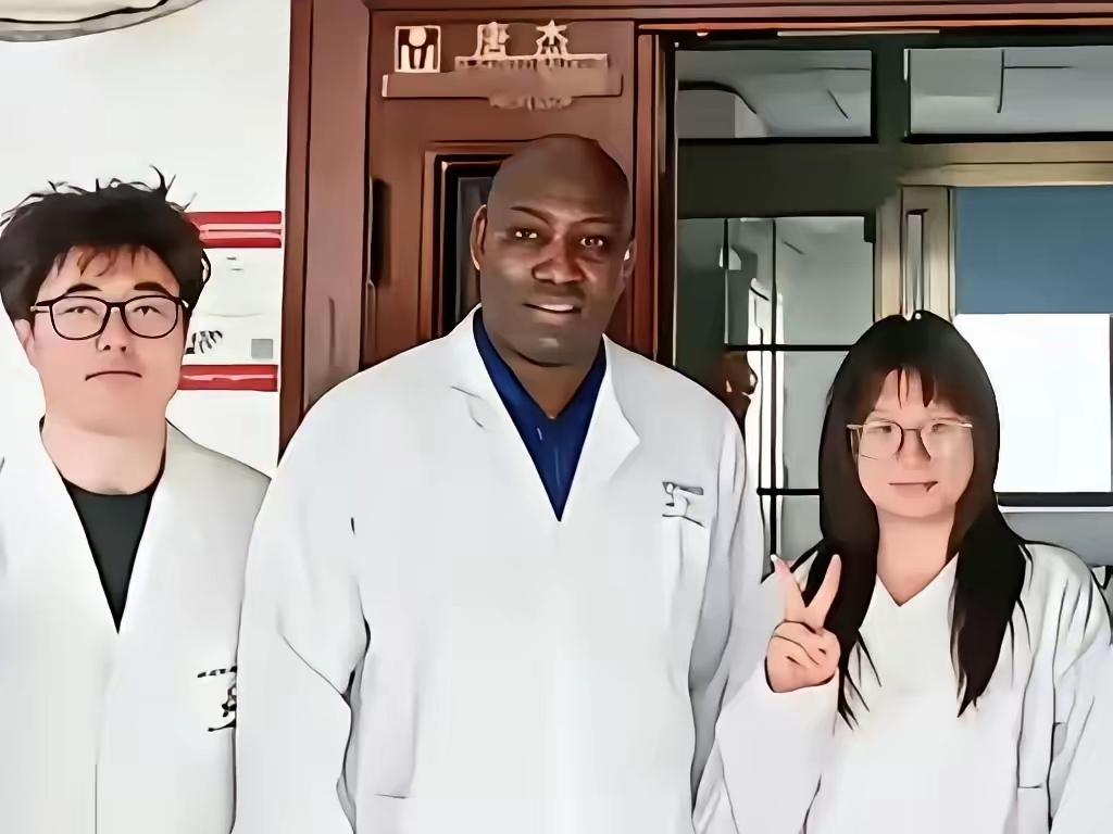 如果是真的，那湖南大学聘请一个黑人教授又是为了啥呢？有网友爆料，湖南大学重金聘请